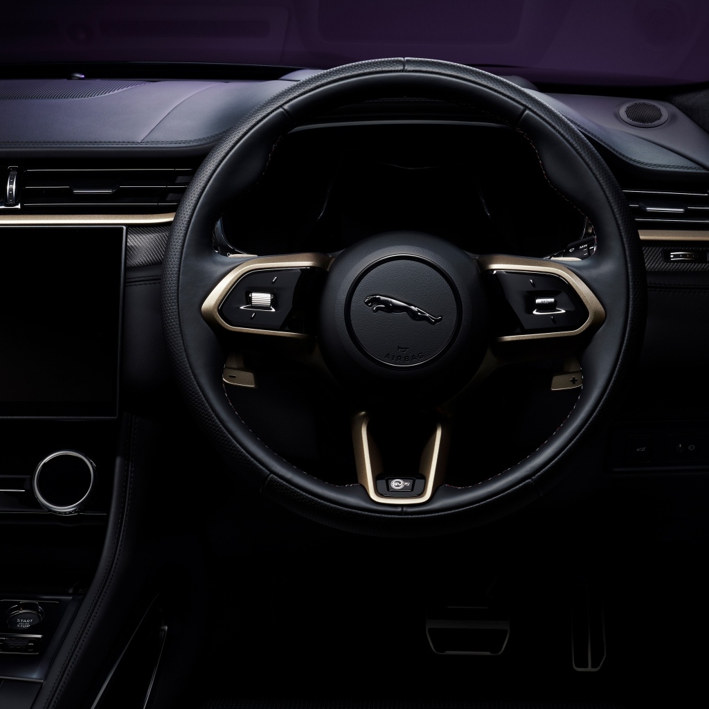 Черный кожаный салон автомобиля Jaguar F-Pace SVR