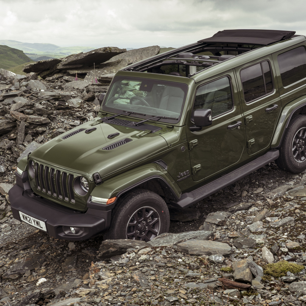 Внедорожник Jeep Wrangler Unlimited 80th Anniversary 2021  года на камнях
