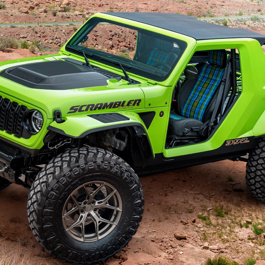 Зеленый автомобиль Jeep Scrambler 392 Concept 2023 года