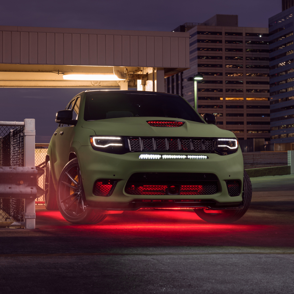 Большой стильный Jeep Trackhawk у здания