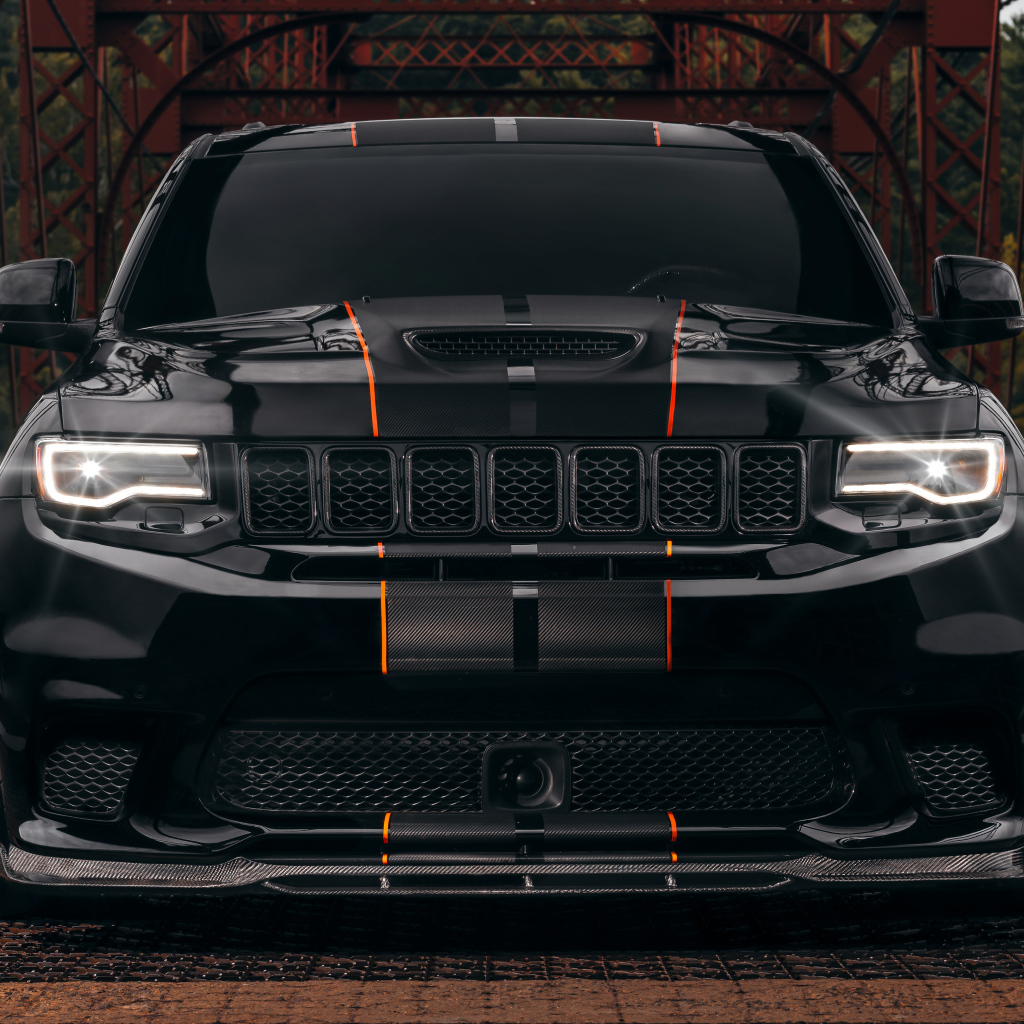 Черный Jeep Trackhawk на мосту
