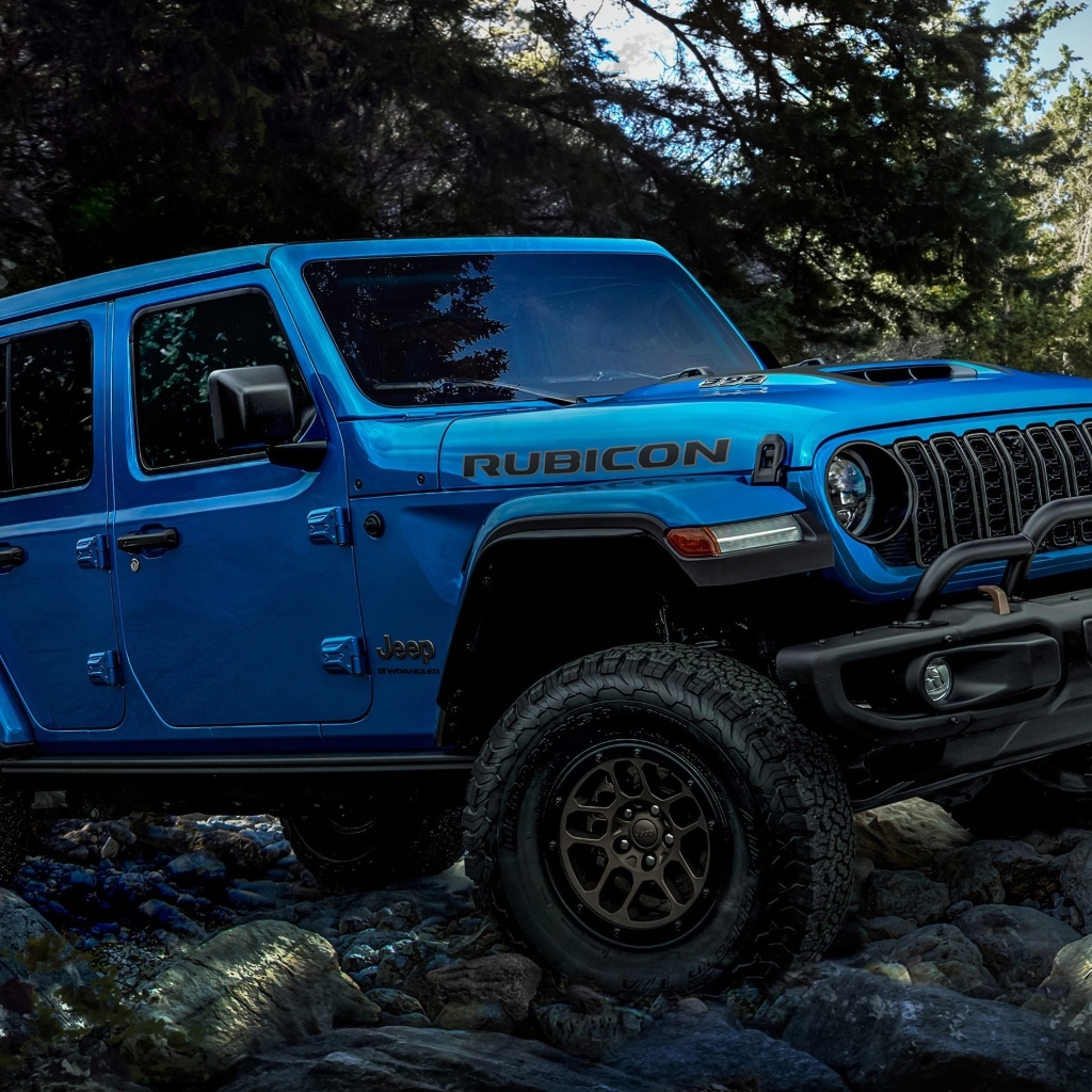 Синий Jeep Wrangler Unlimited Rubicon 2023 года на бездорожье