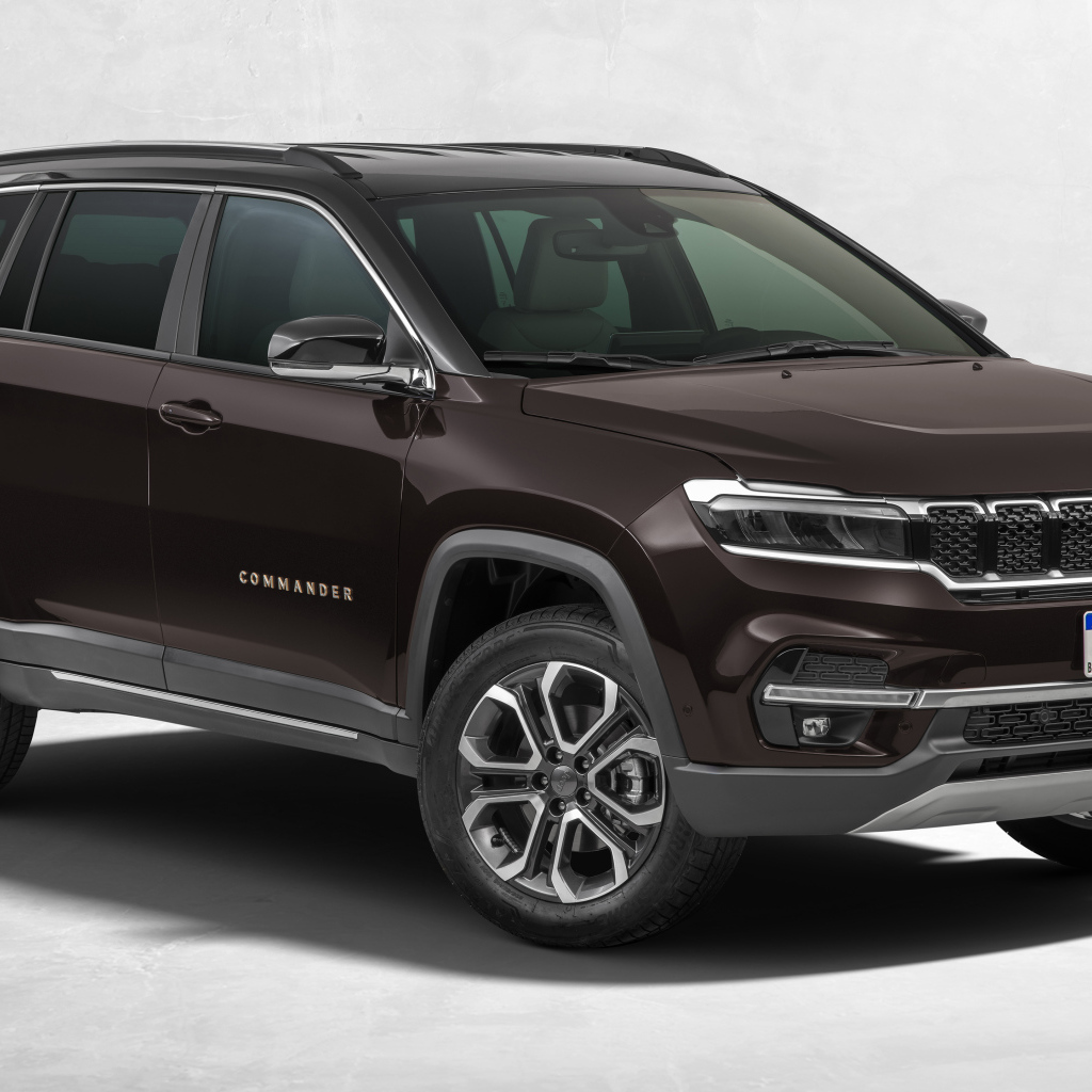 Коричневый Jeep Commander Limited TD380 4x4, 2023 года на сером фоне