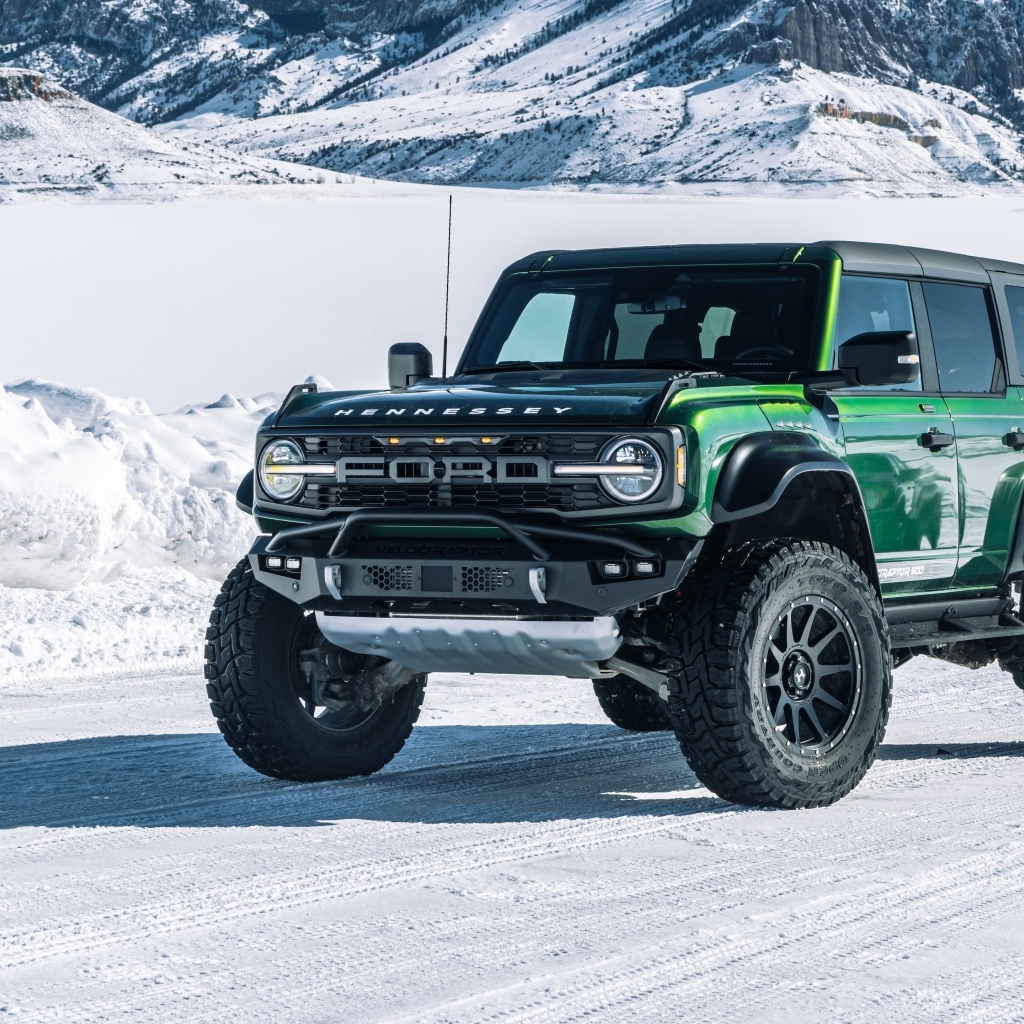 Зеленый джип Hennessey VelociRaptor 500 Bronco 2023 года на снегу