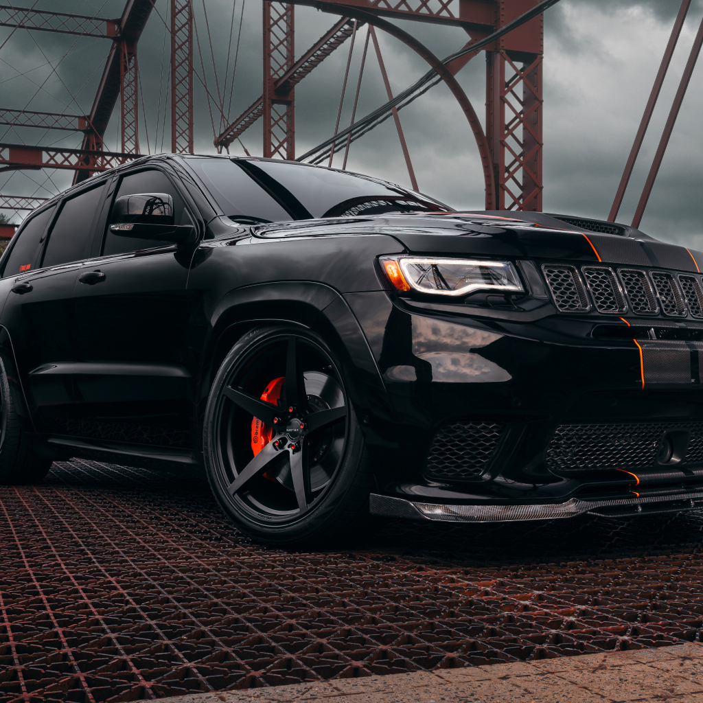 Внедорожник Jeep Trackhawk на железном мосту