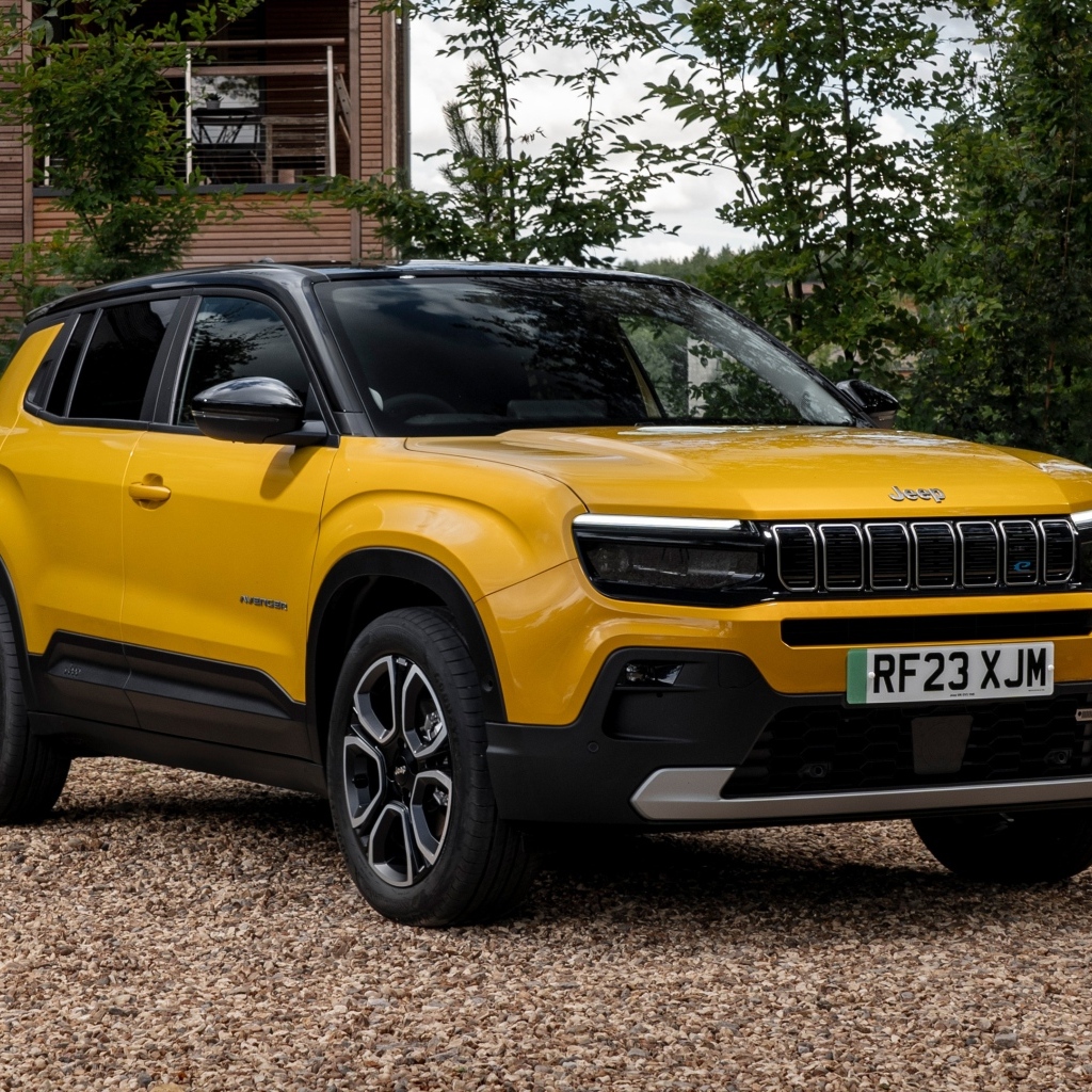 Желтый автомобиль Jeep Avenger BEV Summit 2023 года