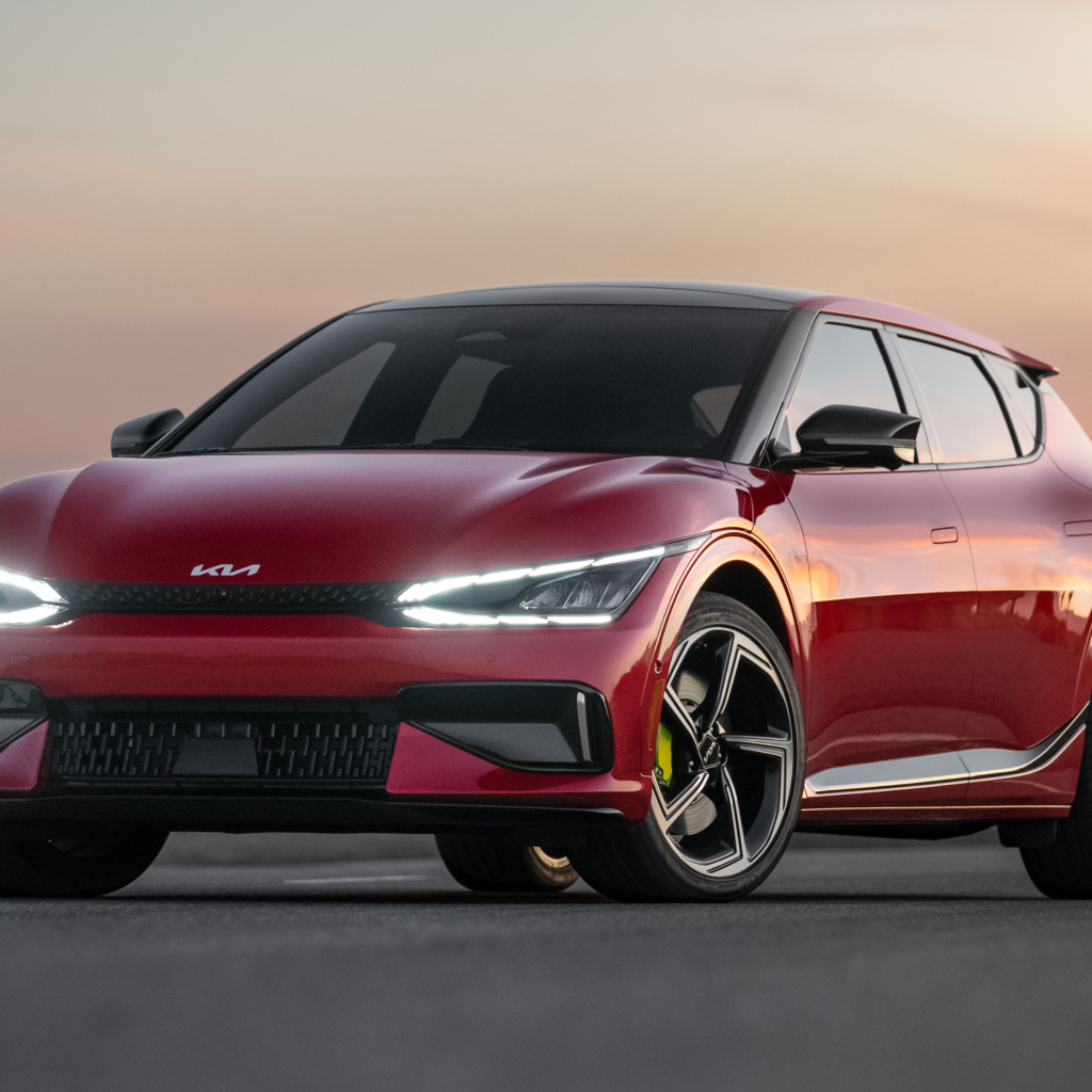 Красивый красный автомобиль Kia EV6 GT 2023  года