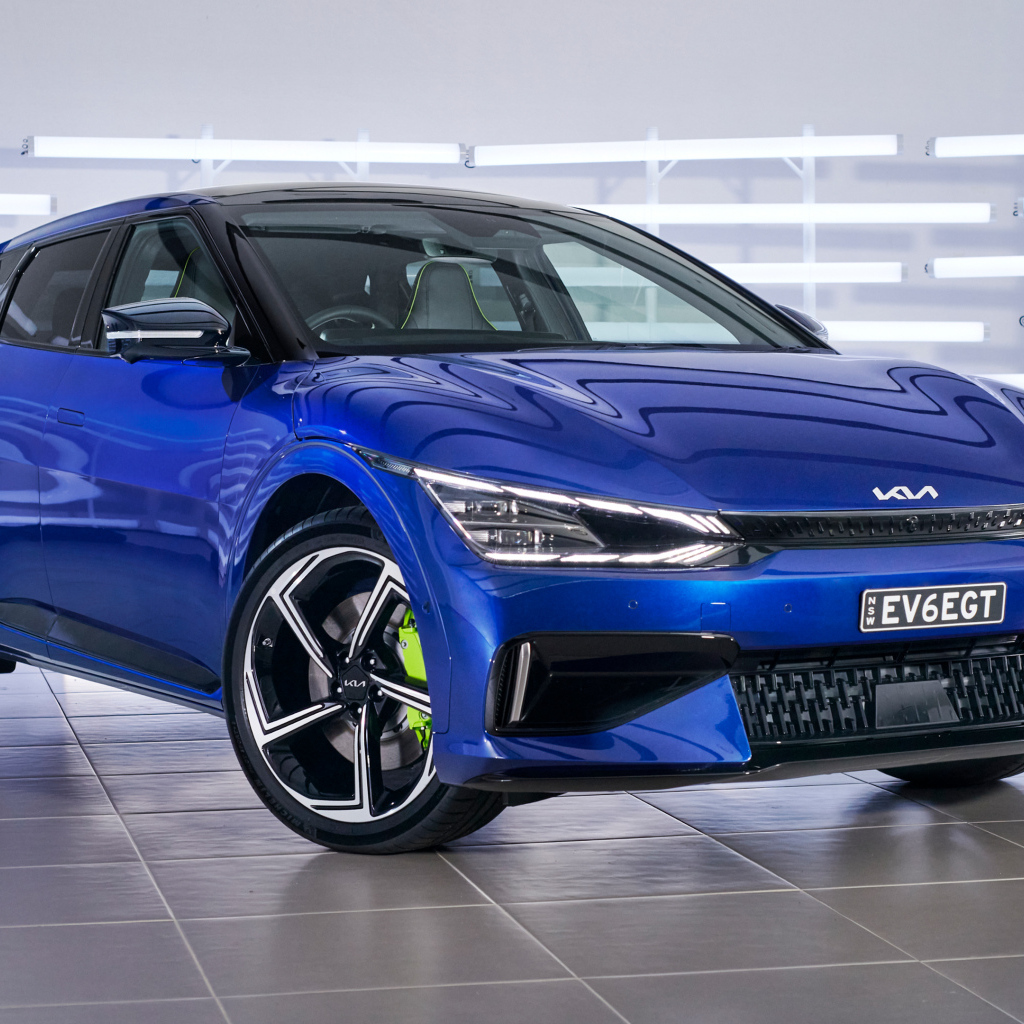 Синий автомобиль Kia EV6 GT 2022 года