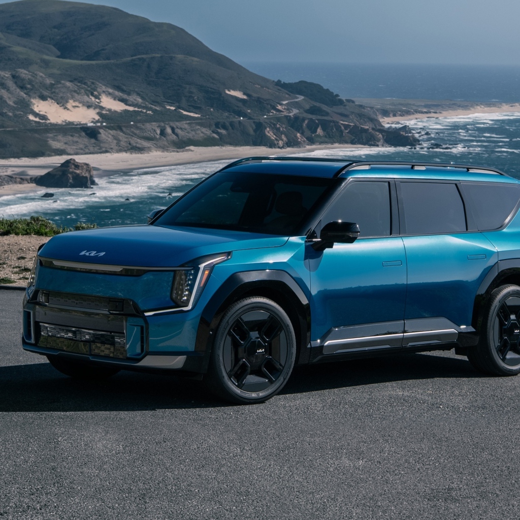 Синий автомобиль Kia EV9 GT-Line 2024 года