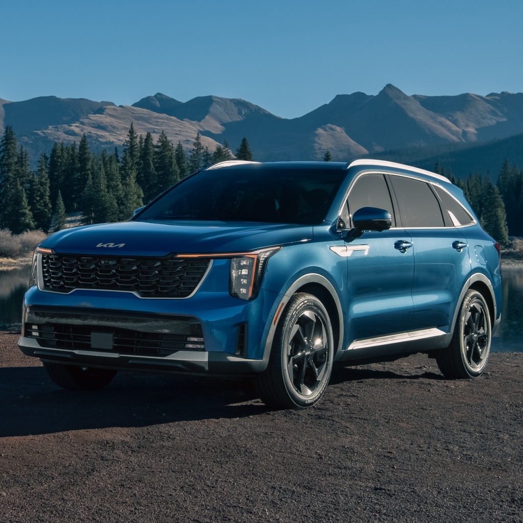 Синий внедорожник Kia Sorento HEV 2025 года на фоне гор