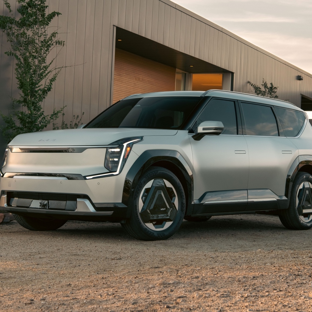 Новый серебристый автомобиль Kia EV9,  2024 года