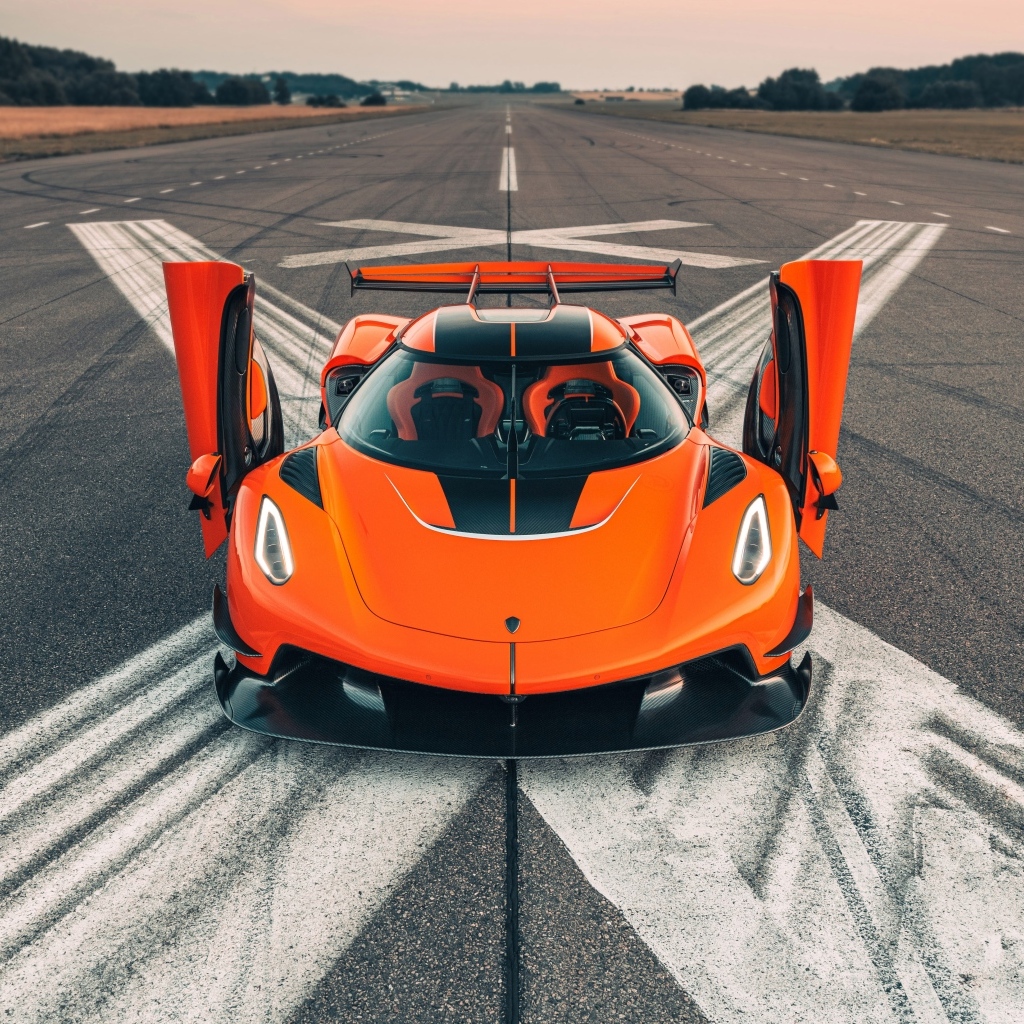 Оранжевый спорткар Koenigsegg Jesko Prototype 2023 года вид спереди