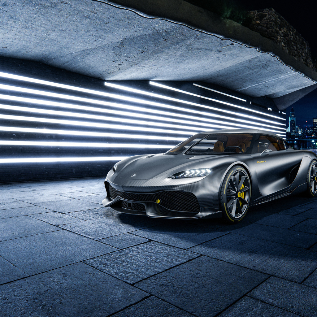 Серебристый автомобиль Koenigsegg Gemera на фоне города