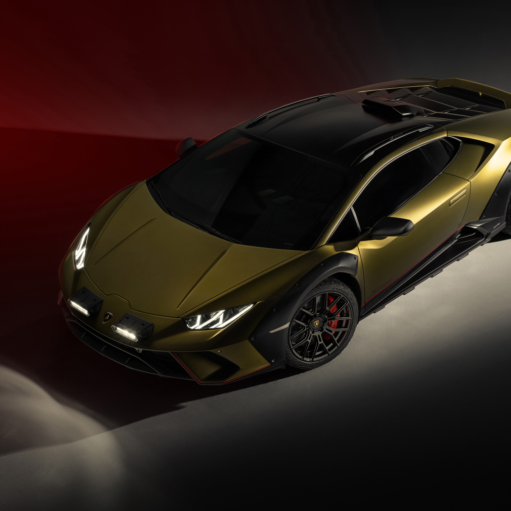 Автомобиль Lamborghini Huracan Sterrato 2023 года на сером фоне