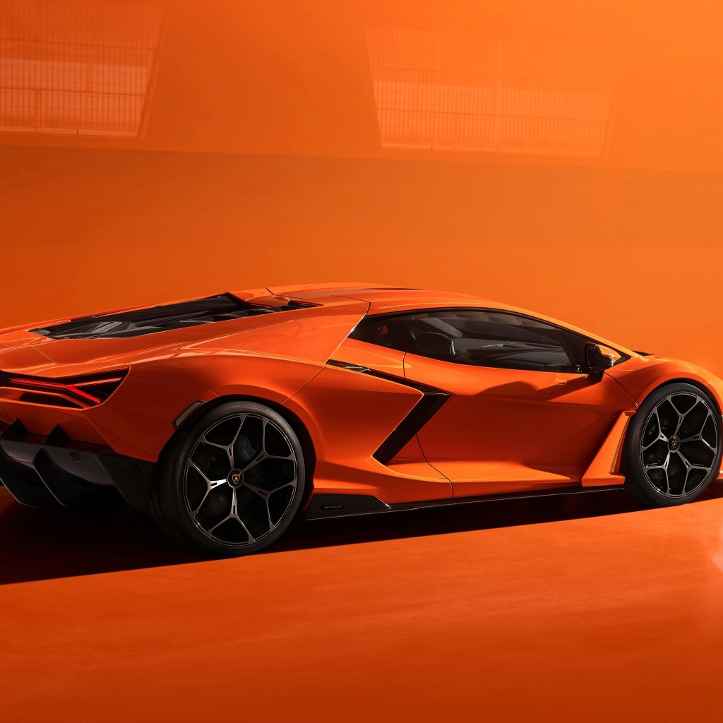 Автомобиль  Lamborghini Revuelto 2023 года вид сзади