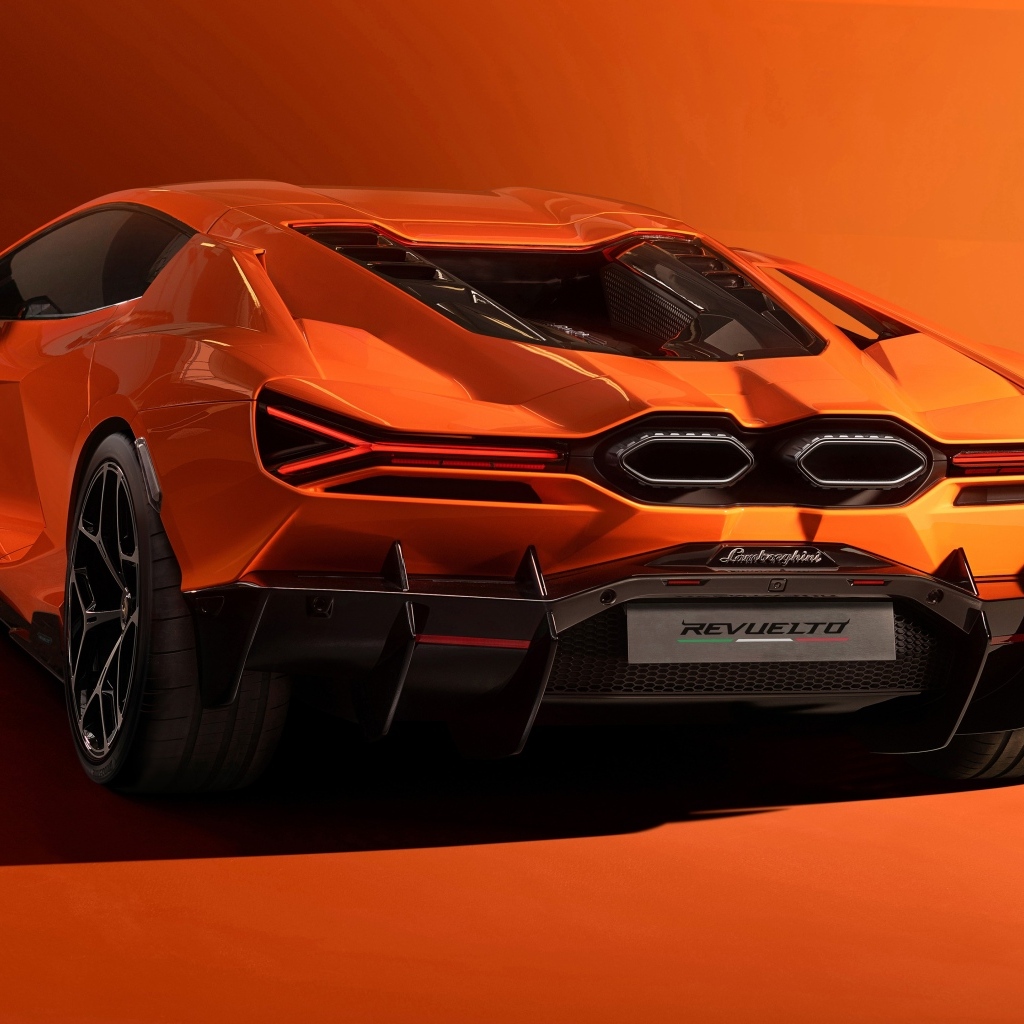 Оранжевый автомобиль Lamborghini Revuelto 2023 года вид сзади
