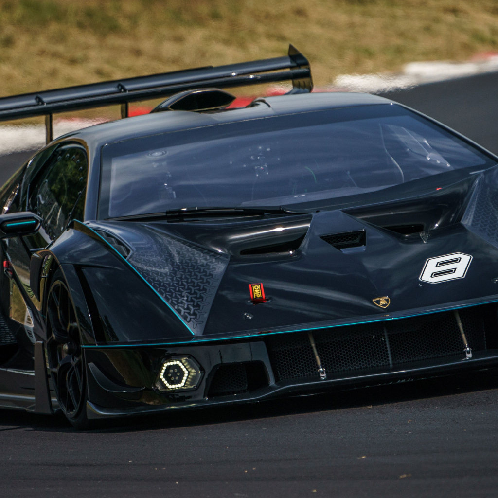 Черный спортивный Lamborghini Essenza SCV12 на гоночной трассе 
