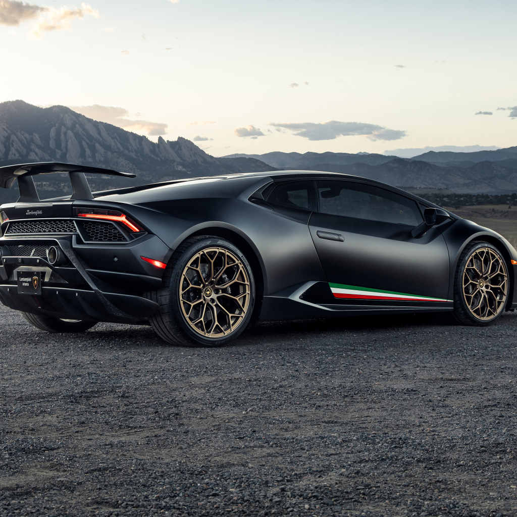 Черный спорткар Lamborghini Huracan Performante вид сзади