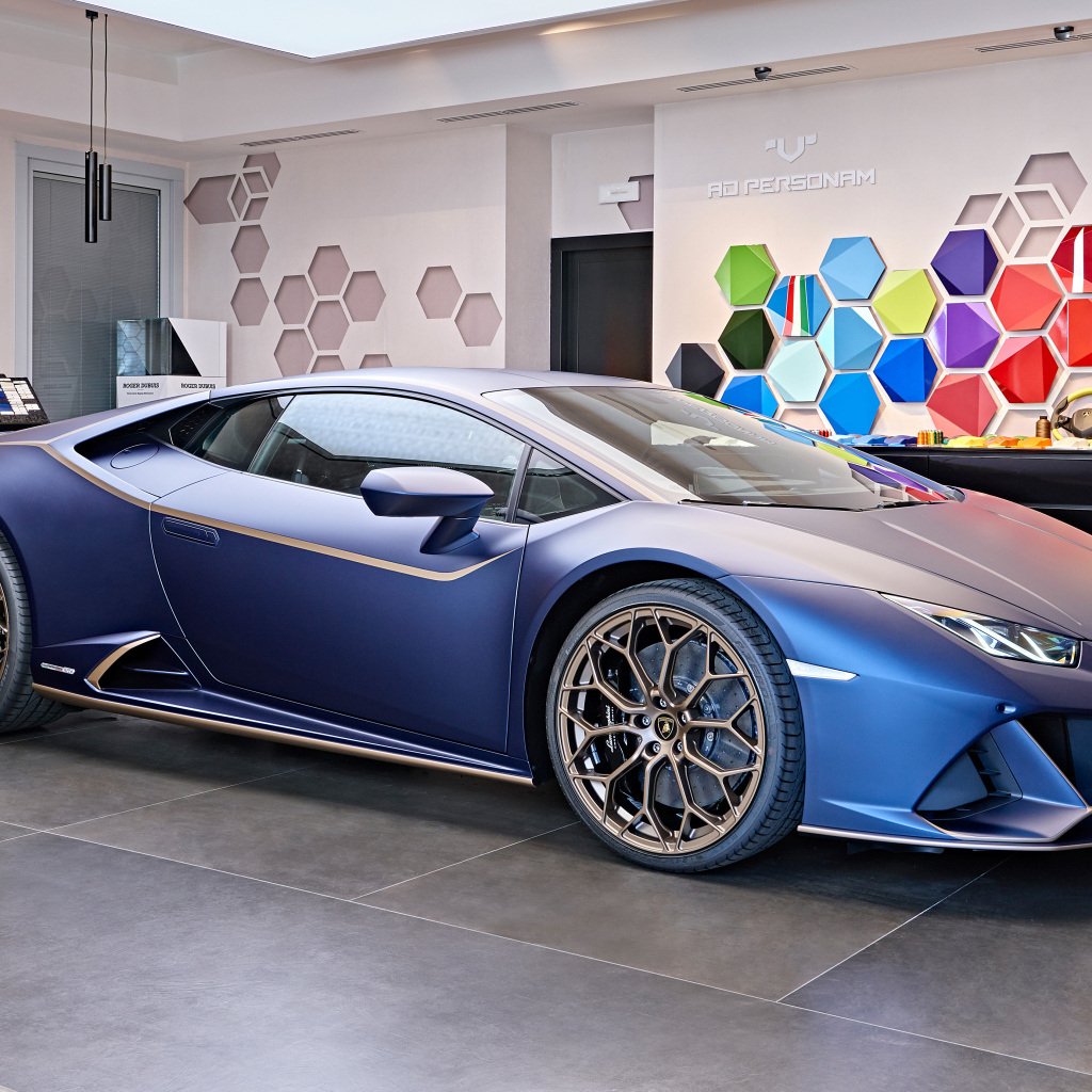 Синий автомобиль Lamborghini Huracán 2023 года