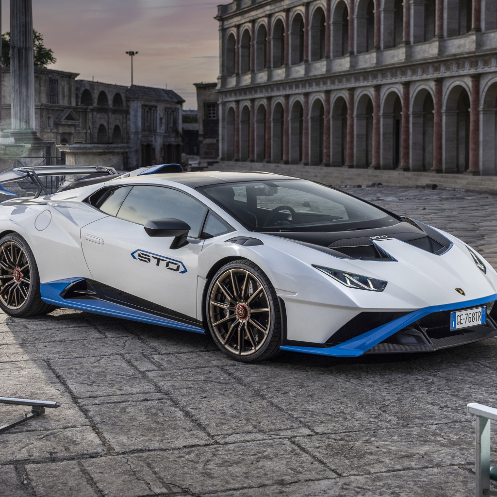 Яркий Lamborghini Huracán STO у старого здания