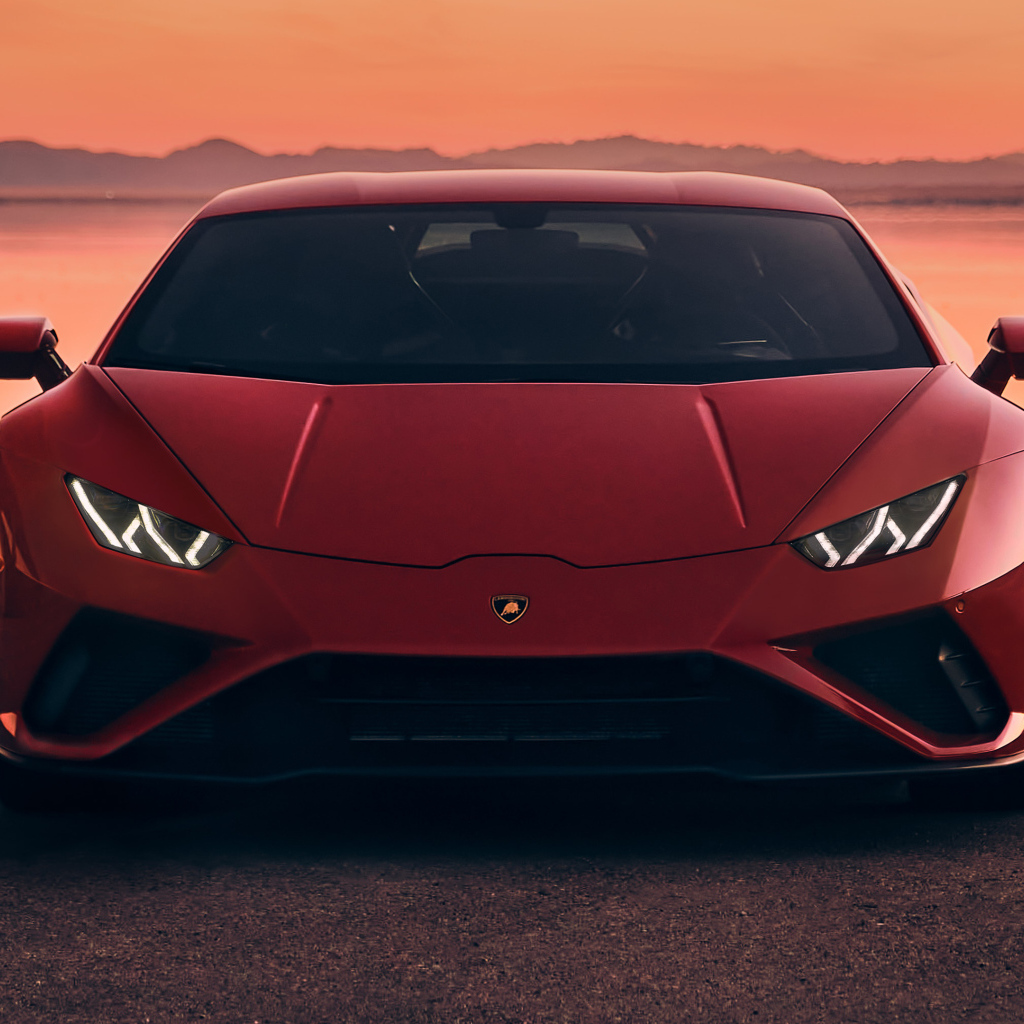 Дорогой красный автомобиль Lamborghini Huracan EVO RWD у воды