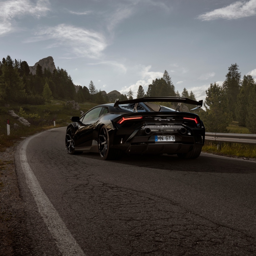 Быстрый Lamborghini Huracán STO на дороге