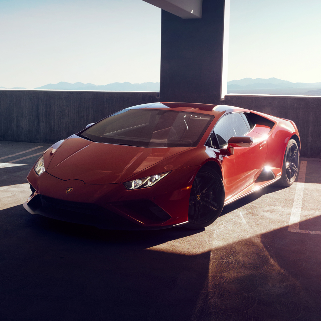 Быстрый красный автомобиль Lamborghini Huracan EVO RWD