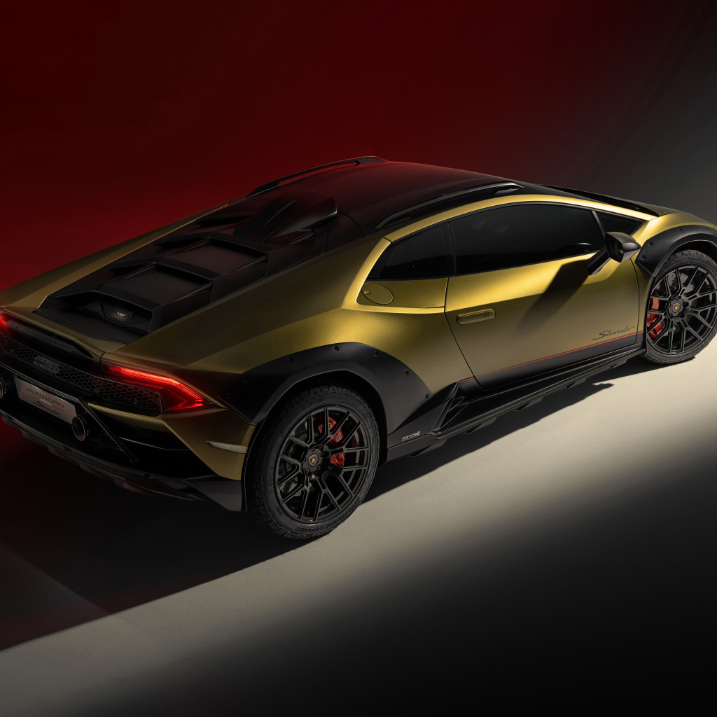 Золотистый автомобиль Lamborghini Huracan Sterrato 2023 года