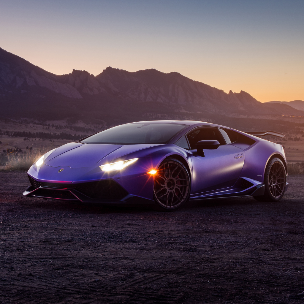 Спорткар Lamborghini Huracán с включенными фарами