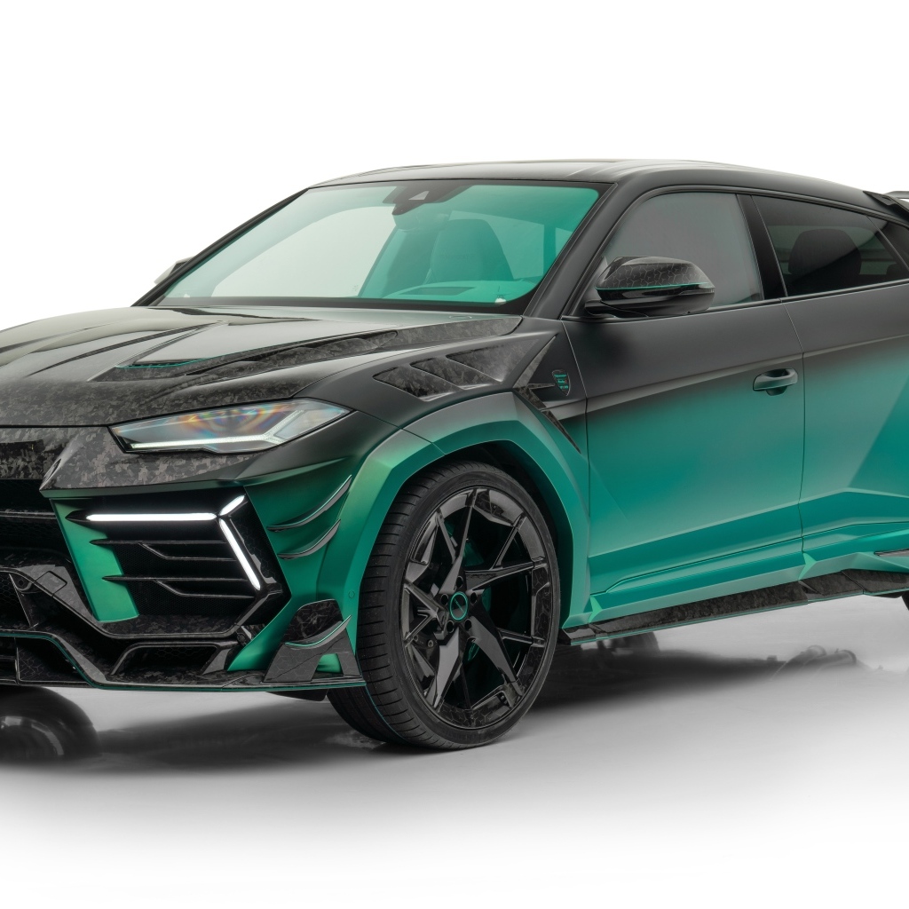 Автомобиль Lamborghini Urus Mansory Venatus S на белом фоне