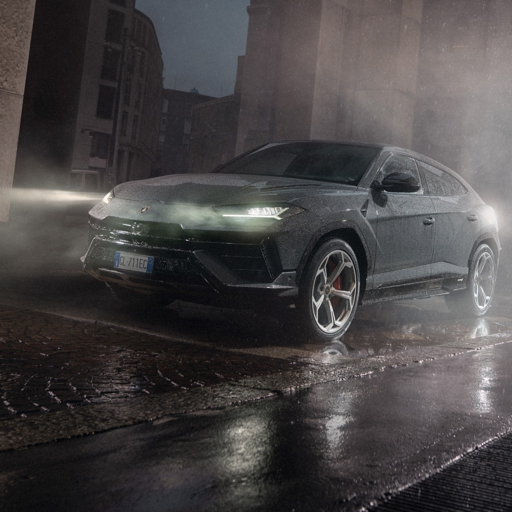 Автомобиль Lamborghini Urus S под дождем