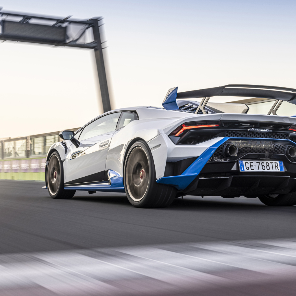 Гоночный Lamborghini Huracán STO у светофора 