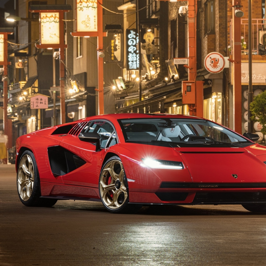 Красный быстрый автомобиль Lamborghini Countach LPI 800-4  в городе