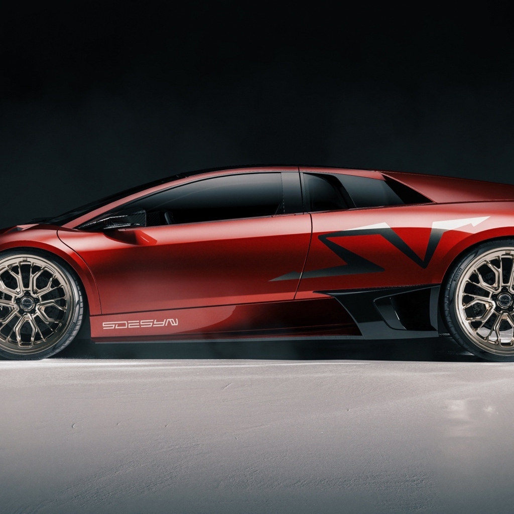 Вид сбоку на красный автомобиль Lamborghini Murcielago