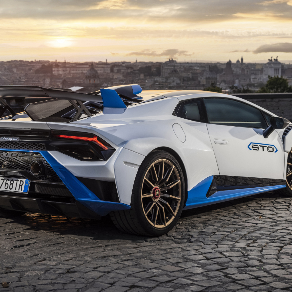 Спортивный Lamborghini Huracán STO на фоне заката 