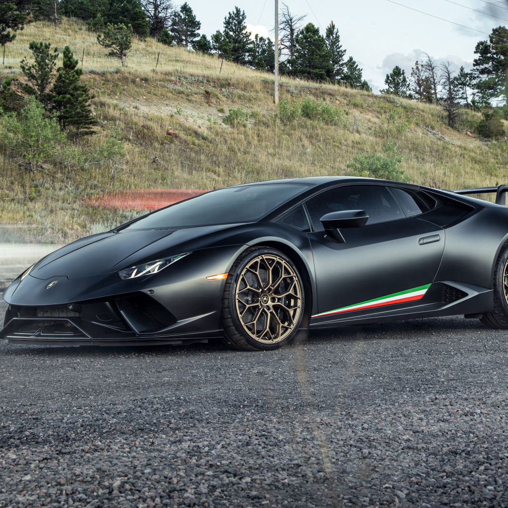 Спорткар Lamborghini Huracan Performante на дороге