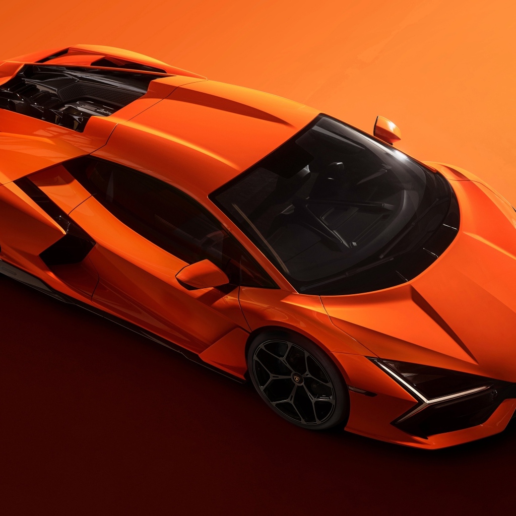 Вид сверху на автомобиль Lamborghini Revuelto 2023 года