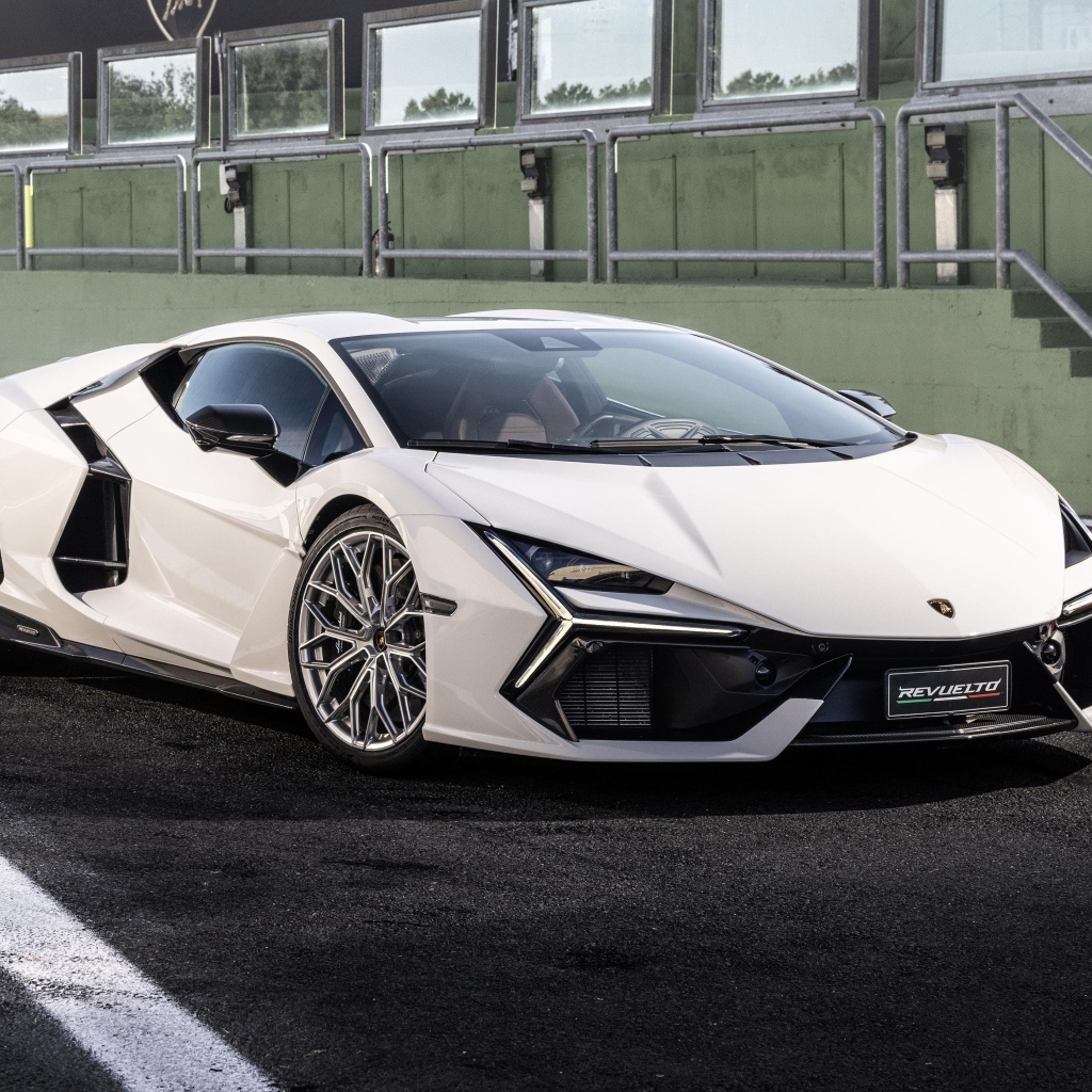 Белый автомобиль Lamborghini Revuelto