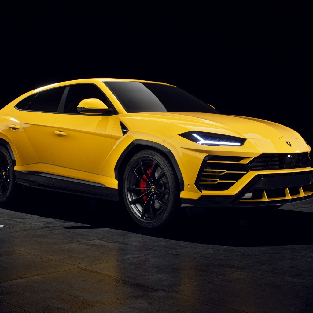Желтый автомобиль Lamborghini Urus