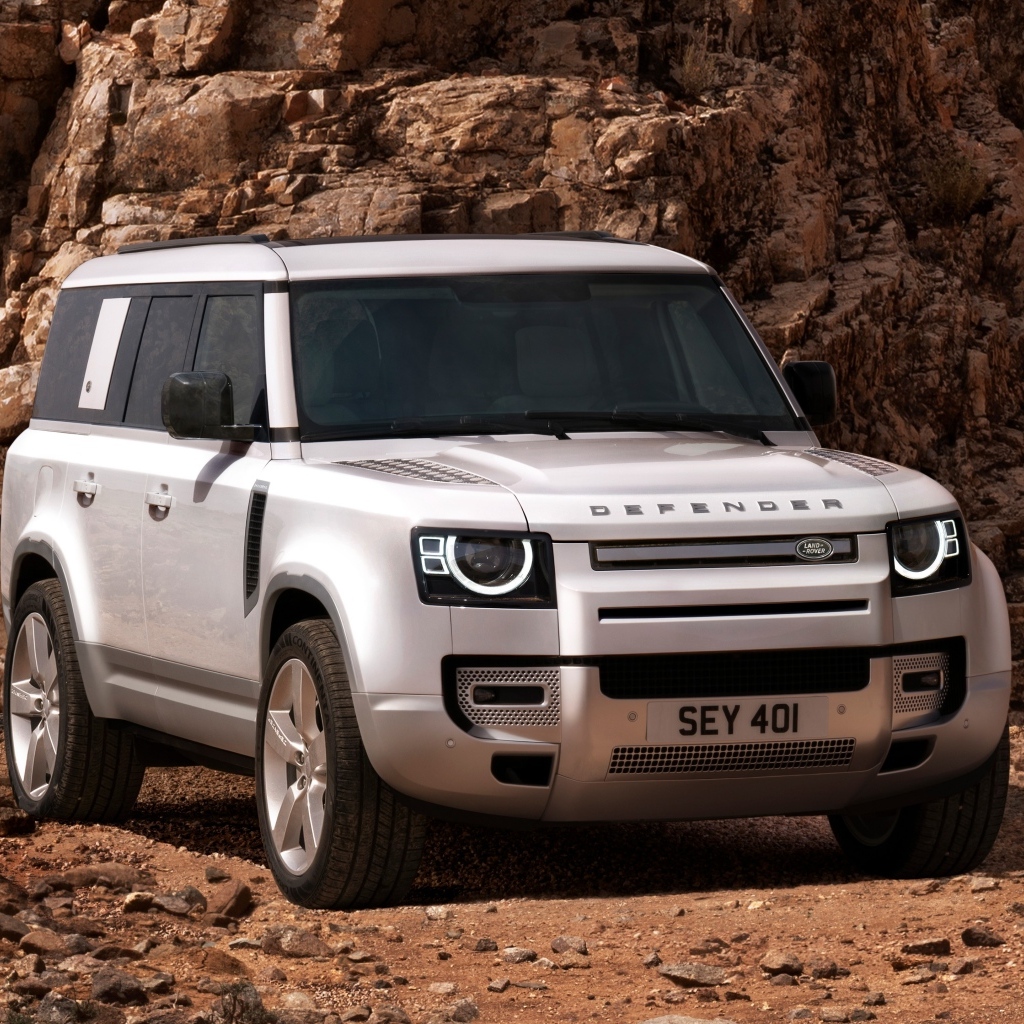 Автомобиль Land Rover Defender 130  вид спереди