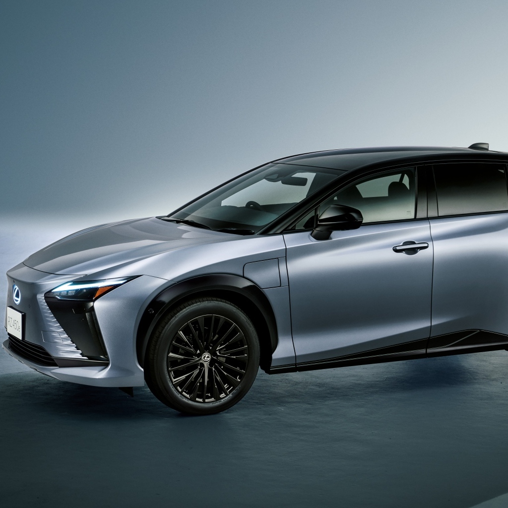 Серебристый автомобиль Lexus RZ 450e First Edition 2023 года