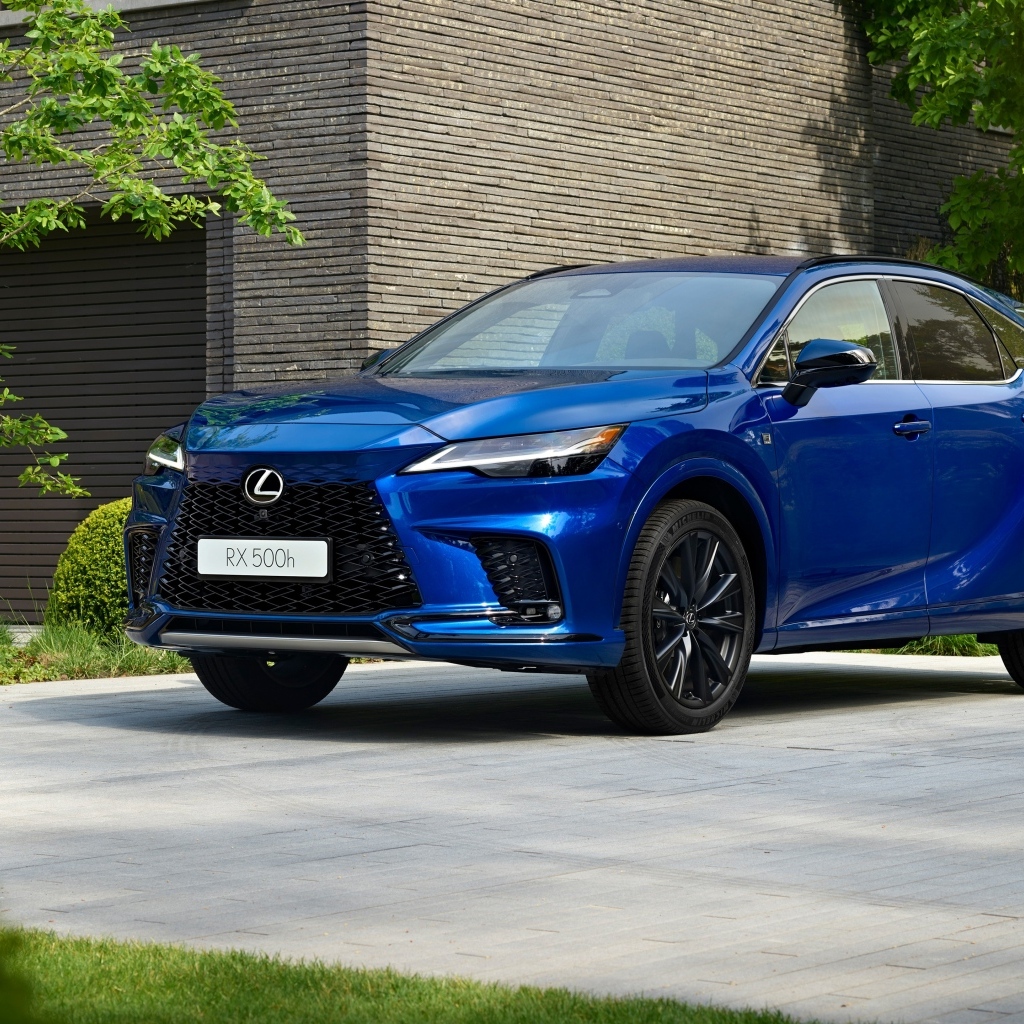 Синий автомобиль Lexus RX 500h F SPORT