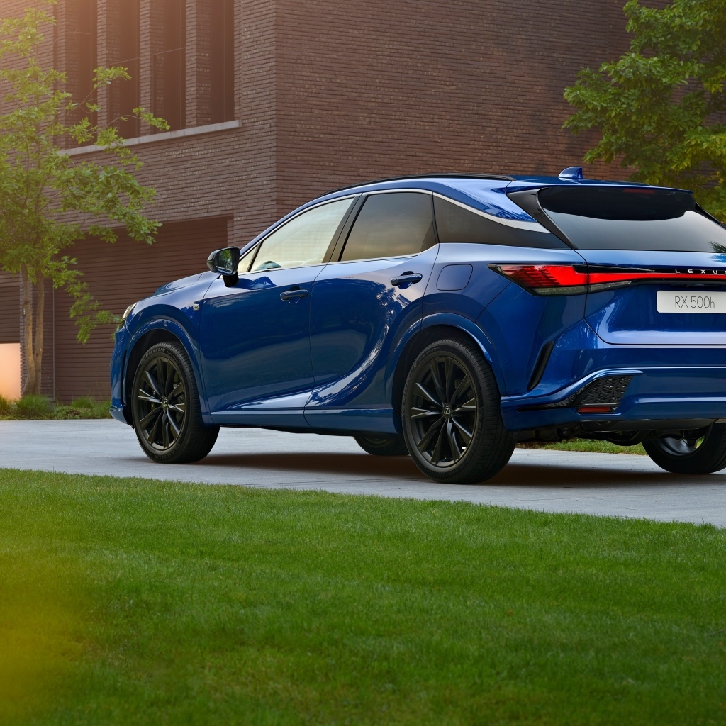 Синий автомобиль Lexus RX 500h F SPORT вид сзади