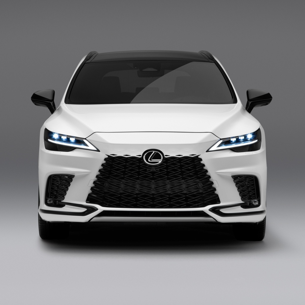 Вид спереди на автомобиль  Lexus RX 500h F SPORT