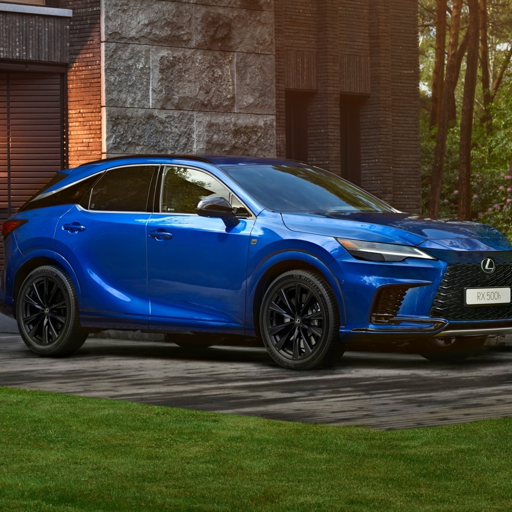 Внедорожник Lexus RX 500h F SPORT у здания