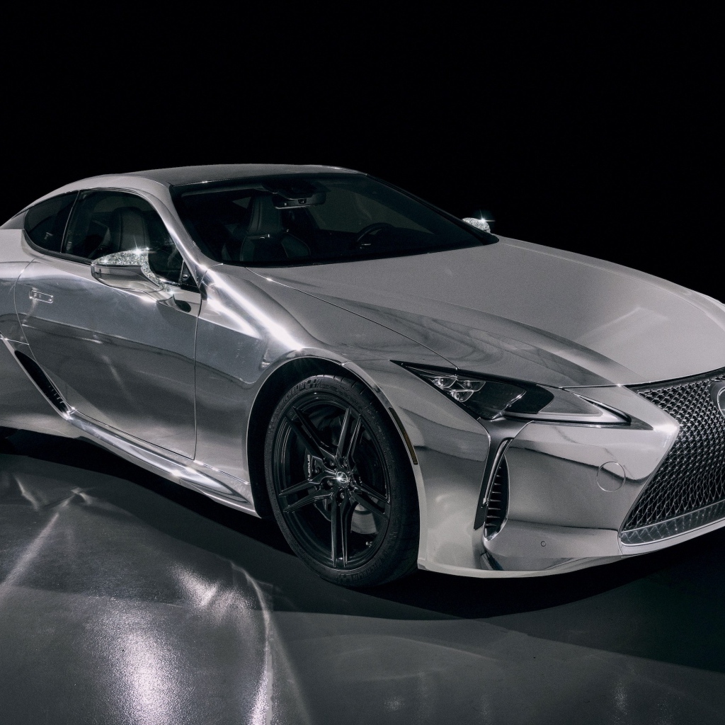 Серебристый автомобиль Lexus Renaissance LC 500 2023 года