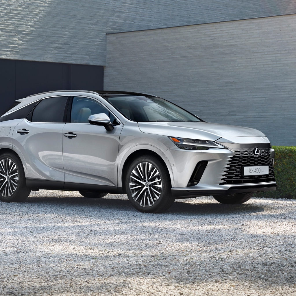Серебристый внедорожник Lexus RX 450h+ у здания