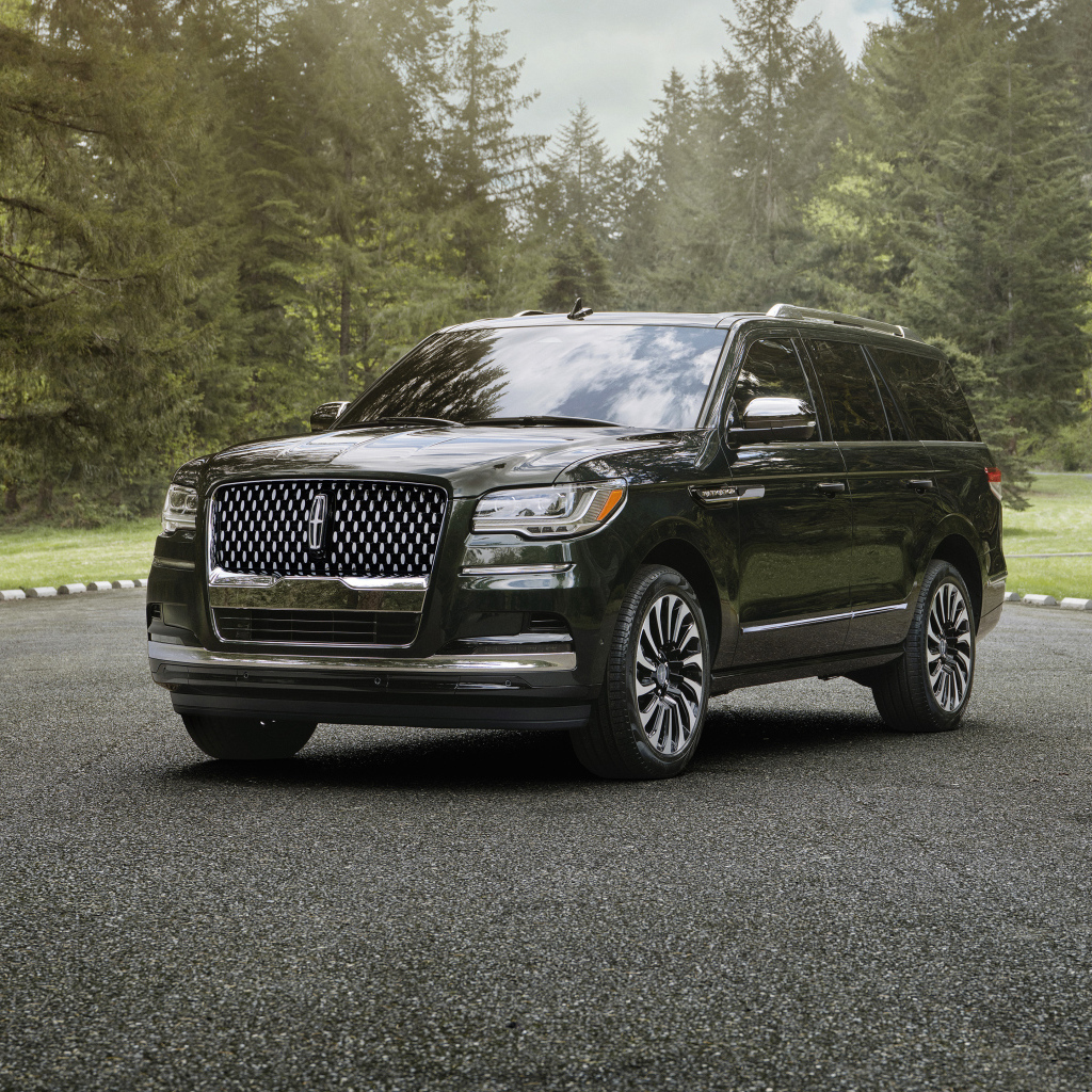 Черный дорогой внедорожник Lincoln Navigator, 2022 года