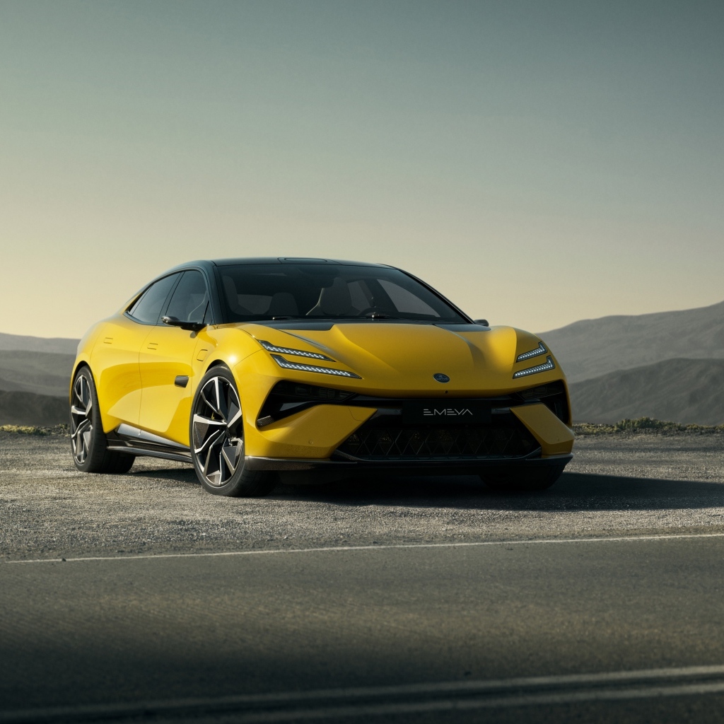 Автомобиль Lotus Emeya 2024 года на фоне неба