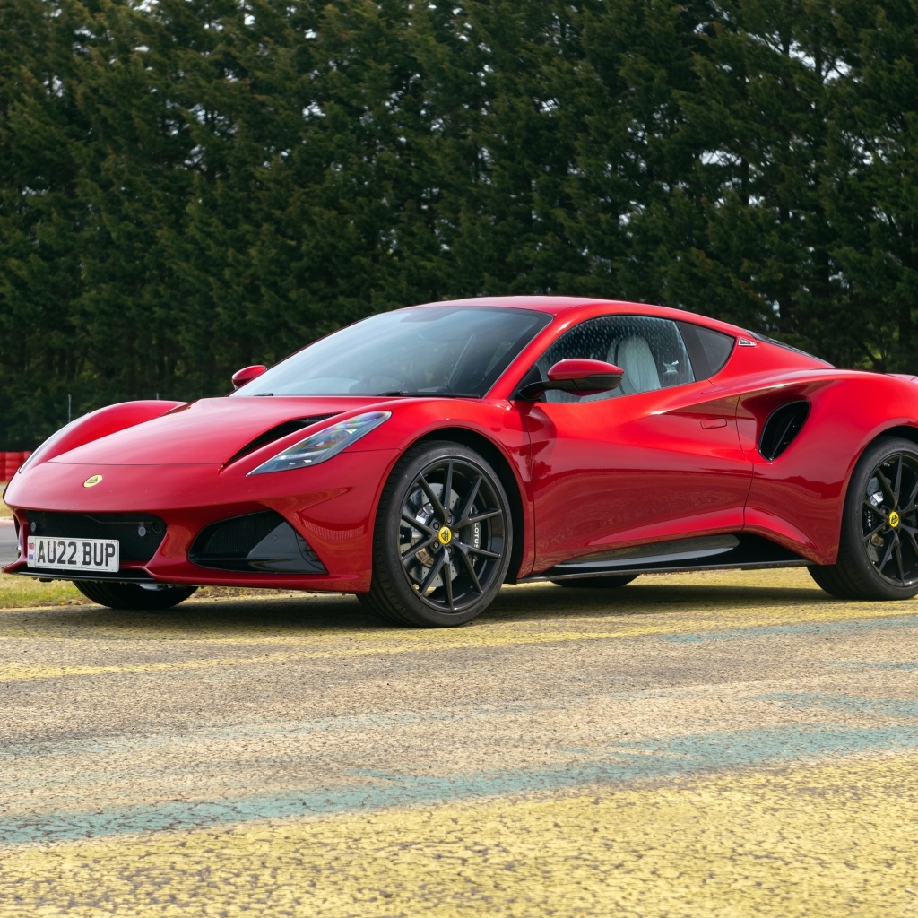 Красный автомобиль Lotus Emira